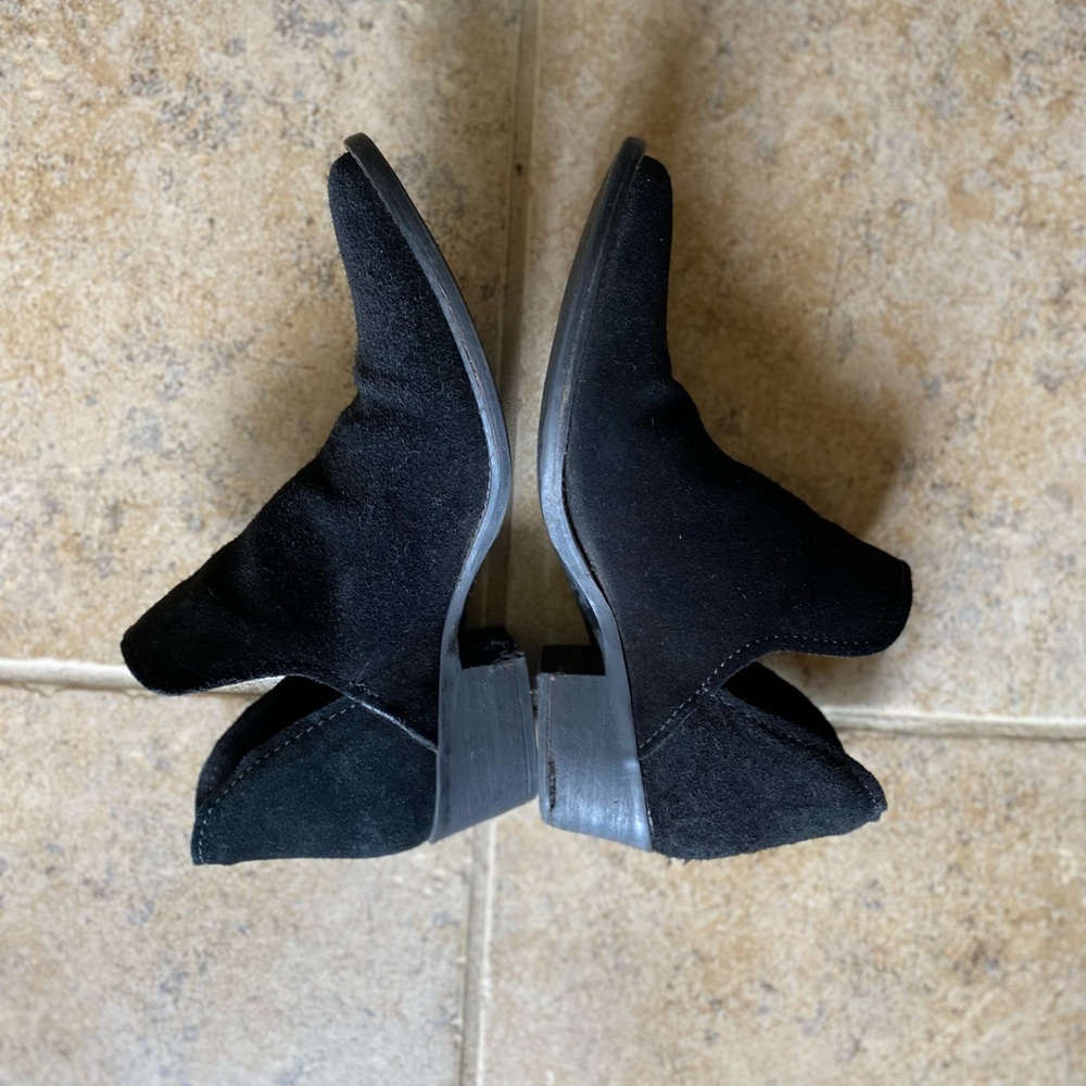 Steve Madden - Woman’s  (Austin) black suede ankle boots, Size: 6